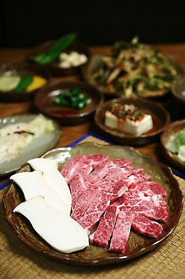 포토 JPG 그릇 접시 음식 채소 식재료 반찬 생고기 육류 사람없음 아웃포커스 버섯 소고기 돗자리 순두부 국내포토 식기 촬영기법 파일형식