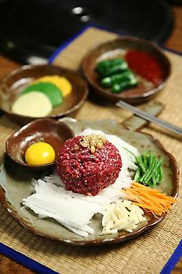 포토 JPG 그릇 접시 음식 채소 젓가락 고추 마늘 생고기 육류 사람없음 아웃포커스 계란 당근 소고기 회 무 돗자리 잣 육회 국내포토 식기 식재료 뿌리채소 촬영기법 수저 알 견과류 파일형식