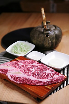 포토 JPG 그릇 접시 식재료 주전자 생고기 육류 사람없음 아웃포커스 소고기 무 소금 파무침 국내포토 식기 주방용품 뿌리채소 촬영기법 무침 파일형식