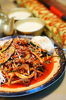 포토 JPG 그릇 접시 한식 음식 술잔 주전자 양파 오이 사람없음 아웃포커스 양념 골뱅이 안주 무침 막걸리 계란말이 골뱅이무침 소면 국내포토 식기 채소 주방용품 어패류 잔 주류 촬영기법 면류 계란요리 파일형식