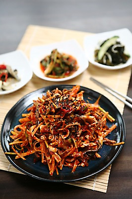 포토 JPG 그릇 접시 한식 음식 젓가락 반찬 김치 사람없음 아웃포커스 오징어 깨 대나무발 무침 말린오징어 오징어채 국내포토 식기 식재료 연체동물 촬영기법 수저 수중동물 조미료 건어물 파일형식