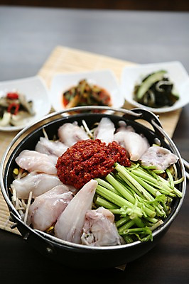 포토 JPG 그릇 접시 한식 채소 반찬 사람없음 아웃포커스 해물요리 양념 냄비 해산물 생선요리 대나무발 미나리 생태탕 국내포토 식기 음식 촬영기법 어류 솥 탕 파일형식