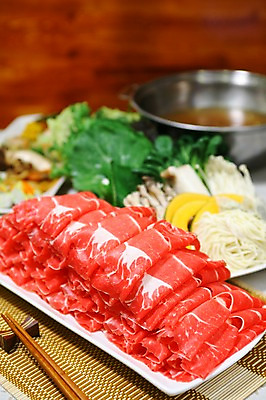 포토 JPG 그릇 접시 채소 젓가락 호박 생고기 육류 사람없음 아웃포커스 버섯 소고기 면류 면 대나무발 샤브샤브 칼국수 육수 일본음식 국내포토 식기 한식 음식 식재료 촬영기법 수저 국수 파일형식