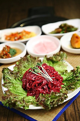 포토 JPG 그릇 접시 음식 채소 호박 반찬 생고기 육류 사람없음 아웃포커스 소고기 회 상추 무순 육회 국내포토 식기 식재료 촬영기법 새싹채소 파일형식