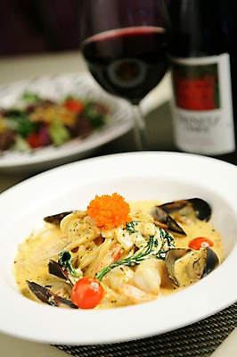 포토 JPG 그릇 접시 음식 와인잔 방울토마토 조개 잔 파스타 서양음식 스파게티 사람없음 아웃포커스 컵 와인 해물요리 면류 면 해산물 와인병 홍합 해물스파게티 날치알 크림스파게티 홍합스파게티 국내포토 식기 토마토 술잔 병_용기 어패류 주류 촬영기법 알 파일형식