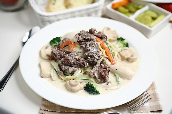 포토 JPG 그릇 접시 음식 빵 포크 채소 피망 파스타 서양음식 스파게티 육류 사람없음 아웃포커스 숟가락 버섯 면류 면 브로콜리 피클 크림스파게티 국내포토 식기 식재료 촬영기법 수저 절임 파일형식