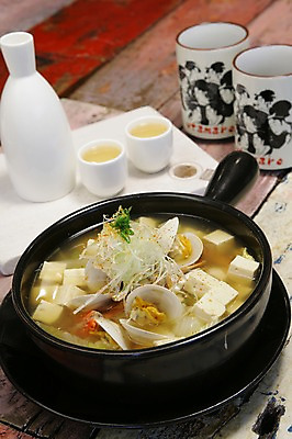 포토 JPG 그릇 한식 음식 술잔 술병 조개 잔 사람없음 아웃포커스 컵 꽃게 게 찌개 안주 뚝배기 탕 두부 꽃게탕 국내포토 식기 병_용기 어패류 주류 촬영기법 갑각류 파일형식