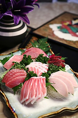 포토 JPG 그릇 접시 꽃 음식 채소 파슬리 어류 사람없음 아웃포커스 장식 꽃병 초밥 생선회 회 참치 무순 참치회 일본음식 국내포토 식물 식기 촬영기법 수중동물 새싹채소 파일형식