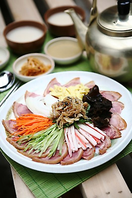 포토 JPG 그릇 접시 한식 채소 술잔 주전자 반찬 양파 오이 수저 돼지고기 사람없음 아웃포커스 계란 당근 안주 슬라이스 족발 막걸리 맛살 국내포토 식기 음식 주방용품 잔 뿌리채소 주류 촬영기법 육류 알 파일형식