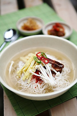 포토 JPG 그릇 접시 한식 젓가락 수저 사람없음 아웃포커스 숟가락 대접 면류 고명 대나무발 고춧가루 잔치국수 국내포토 식기 음식 촬영기법 가루 국수 파일형식