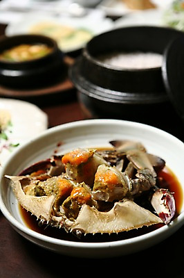 포토 JPG 그릇 접시 한식 음식 밥 사람없음 아웃포커스 해물요리 꽃게 게 내장 장기 찌개 해산물 뚝배기 간장 게장 간장게장 국내포토 식기 신체 촬영기법 갑각류 양념 게요리 파일형식