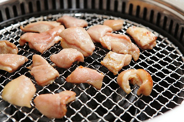 포토 JPG 한식 음식 육류 돼지고기 근접촬영 사람없음 아웃포커스 그릴 굽기 구이 불판 돼지껍데기 국내포토 뷰포인트 식재료 주방용품 촬영기법 파일형식