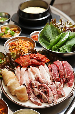 포토 JPG 그릇 접시 음식 채소 식재료 고추 반찬 생고기 육류 돼지고기 사람없음 아웃포커스 소고기 상추 뚝배기 쌈 깻잎 콩나물 쌈장 계란찜 돼지껍데기 국내포토 식기 촬영기법 양념 계란요리 찜 나물 파일형식