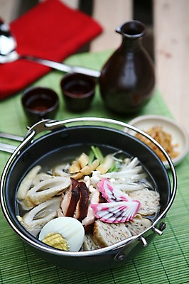 포토 JPG 그릇 접시 술잔 술병 사람없음 아웃포커스 버섯 냄비 어묵 국자 대나무발 팽이버섯 삶은계란 어묵탕 유부 국내포토 식기 주방용품 병_용기 잔 주류 촬영기법 계란 솥 계란요리 탕 파일형식