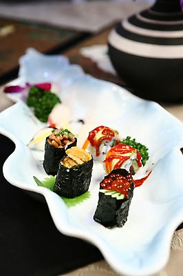 포토 JPG 그릇 접시 음식 어류 사람없음 아웃포커스 초밥 롤 날치알 김말이 마끼 캘리포니아롤 일본음식 국내포토 식기 촬영기법 알 수중동물 파일형식