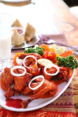 포토 JPG 그릇 접시 음료 음식 포크 채소 양파 잔 파슬리 사람없음 아웃포커스 컵 숟가락 치킨 닭고기 닭 레몬 닭다리 인도음식 동남아음식 국내포토 식기 과일 조류 촬영기법 수저 육류 닭고기요리 동양음식 파일형식