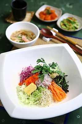 포토 JPG 그릇 접시 음식 채소 젓가락 호박 반찬 김치 수저 사람없음 아웃포커스 컵 새싹 계란 알 숟가락 당근 깍두기 돗자리 양배추 깻잎 비빔밥 쑥갓 날치알 계란말이 날치알밥 일본음식 국내포토 식물 식기 한식 밥 뿌리채소 촬영기법 계란요리 파일형식