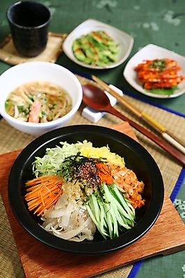 포토 JPG 그릇 접시 음식 채소 젓가락 호박 밥 반찬 양파 김치 오이 수저 사람없음 아웃포커스 컵 숟가락 당근 김 돗자리 우동 비빔밥 날치알 김가루 날치알밥 일본음식 국내포토 식기 한식 뿌리채소 촬영기법 알 면류 해조류 김_해조류 가루 파일형식