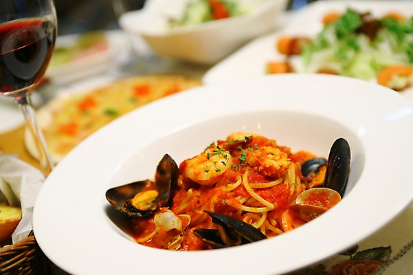 포토 JPG 그릇 접시 음식 와인잔 조개 잔 새우 파스타 서양음식 스파게티 사람없음 아웃포커스 컵 와인 샐러드 면류 면 홍합 해물스파게티 토마토스파게티 홍합스파게티 국내포토 식기 술잔 어패류 주류 촬영기법 갑각류 파일형식