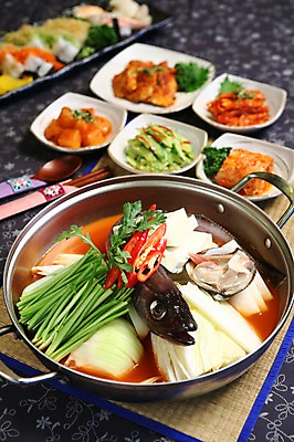 포토 JPG 그릇 접시 한식 채소 젓가락 고추 탁자 호박 반찬 양파 조개 김치 수저 사람없음 아웃포커스 숟가락 해물요리 냄비 무 깍두기 해산물 배추 돗자리 생선요리 두부 쑥갓 미나리 대구탕 동태탕 생태탕 국내포토 식기 음식 가구 어패류 뿌리채소 촬영기법 어류 솥 탕 파일형식