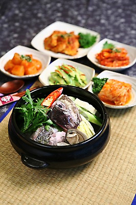 포토 JPG 그릇 접시 한식 채소 젓가락 고추 호박 반찬 조개 김치 수저 사람없음 아웃포커스 숟가락 해물요리 깍두기 해산물 돗자리 뚝배기 생선요리 두부 파 쑥갓 대구탕 동태탕 생태탕 국내포토 식기 음식 어패류 촬영기법 어류 탕 파일형식