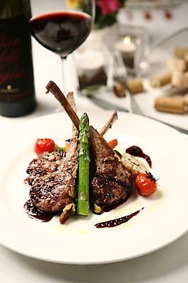 포토 JPG 그릇 접시 음식 와인잔 방울토마토 잔 서양음식 육류 스테이크 사람없음 아웃포커스 장식 컵 와인 와인병 아스파라거스 코르크 양고기 국내포토 식기 토마토 채소 술잔 식재료 병_용기 주류 촬영기법 파일형식