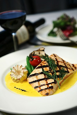 포토 JPG 그릇 접시 포크 채소 와인잔 방울토마토 서양음식 마늘 사람없음 아웃포커스 장식 와인 샐러드 해물요리 해산물 와인병 아스파라거스 생선요리 연어 연어스테이크 국내포토 식기 음식 토마토 술잔 병_용기 주류 촬영기법 어류 스테이크 파일형식