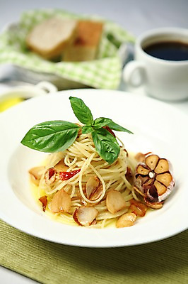 포토 JPG 그릇 접시 커피 음식 빵 잔 파스타 서양음식 마늘 스파게티 사람없음 아웃포커스 컵 면류 면 허브 바질 국내포토 식물 식기 음료 채소 촬영기법 파일형식