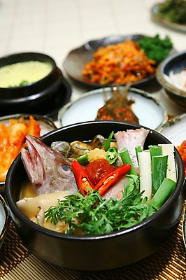 포토 JPG 그릇 접시 한식 채소 고추 반찬 김치 마늘 사람없음 아웃포커스 해물요리 양념 생태 해산물 뚝배기 생선요리 파 쑥갓 계란찜 대구 대구탕 동태탕 생태탕 국내포토 식기 음식 촬영기법 어류 계란요리 탕 찜 파일형식