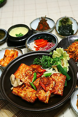 포토 JPG 그릇 접시 한식 음식 채소 고추 반찬 김치 마늘 사람없음 아웃포커스 버섯 냄비 배추 뚝배기 생선요리 깻잎 파 쑥갓 계란찜 조림 갈치 갈치조림 생선조림 국내포토 식기 촬영기법 어류 솥 계란요리 찜 파일형식