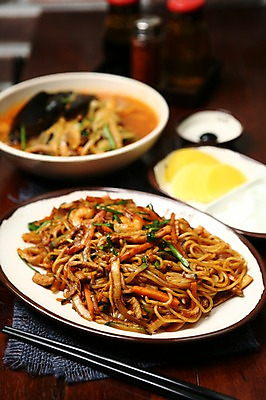 포토 JPG 그릇 접시 음식 젓가락 양파 사람없음 아웃포커스 중식 면류 면 볶음 단무지 양념통 짬뽕 볶음면 볶음우동 춘장 국내포토 식기 채소 촬영기법 수저 통 양념 조미료 우동 파일형식