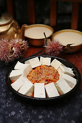 포토 JPG 그릇 한식 음식 술잔 주전자 김치 사람없음 아웃포커스 사발 밤 밤송이 안주 뚝배기 볶음 두부 깨 막걸리 김치볶음 두부김치 국내포토 식기 식재료 주방용품 잔 주류 촬영기법 견과류 조미료 사기그릇 밤_견과류 파일형식