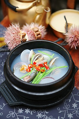 포토 JPG 그릇 한식 음식 술잔 고추 주전자 조개 사람없음 아웃포커스 해물요리 사발 밤 밤송이 해산물 안주 뚝배기 탕 막걸리 미나리 조개탕 국내포토 식기 채소 주방용품 어패류 잔 주류 촬영기법 견과류 사기그릇 밤_견과류 파일형식