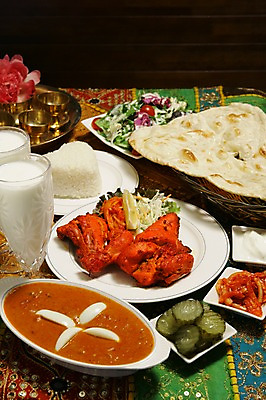 포토 JPG 그릇 접시 음료 빵 채소 밥 잔 사람없음 컵 치킨 닭고기 카펫 샐러드 닭 굽기 레몬 피클 반죽 밀가루 인도음식 카레 동남아음식 토르티야 국내포토 식기 음식 과일 조류 육류 가루 구이 닭고기요리 동양음식 절임 파일형식