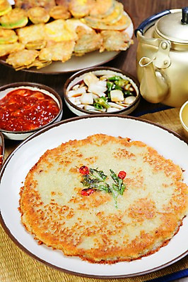 포토 JPG 그릇 접시 한식 호박 반찬 사람없음 아웃포커스 동그랑땡 전 안주 두부 부침개 모듬전 양은주전자 국내포토 식기 음식 채소 주전자 촬영기법 파일형식