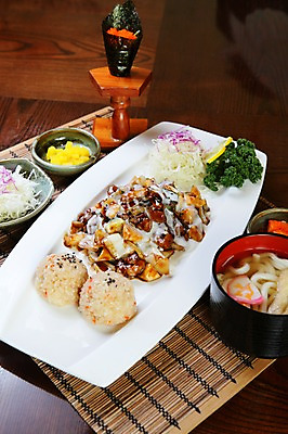 포토 JPG 그릇 접시 음식 채소 밥 사람없음 샐러드 면류 면 브로콜리 레몬 양배추 단무지 우동 대나무발 날치알 마끼 일본음식 국내포토 식기 과일 알 파일형식