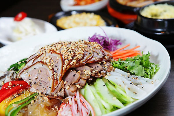 포토 JPG 그릇 접시 한식 음식 채소 반찬 피망 오이 돼지고기 사람없음 아웃포커스 당근 뚝배기 양배추 슬라이스 족발 계란찜 맛살 청포묵 콘샐러드 국내포토 식기 뿌리채소 촬영기법 육류 샐러드 계란요리 찜 파일형식