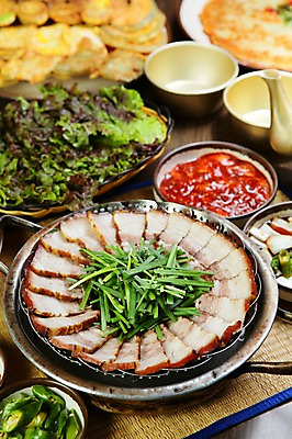 포토 JPG 그릇 접시 한식 채소 술잔 고추 주전자 반찬 잔 돼지고기 사람없음 아웃포커스 상추 전 쌈 보쌈 쌈장 부침개 부추 수육 국내포토 식기 음식 주방용품 촬영기법 육류 양념 파일형식