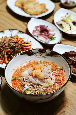 포토 JPG 그릇 접시 한식 음식 사람없음 아웃포커스 샐러드 회 대접 양념 전 부침개 무침 물회 국내포토 식기 촬영기법 파일형식