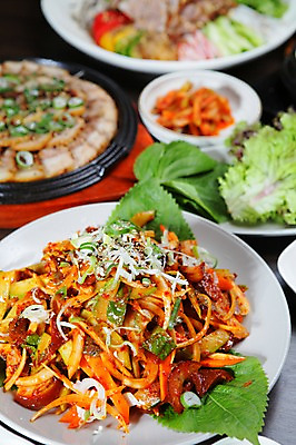 포토 JPG 그릇 접시 한식 채소 돼지고기 사람없음 아웃포커스 상추 쌈 철판 깻잎 무침 파 고기요리 돼지껍데기 돼지껍데기무침 국내포토 식기 음식 촬영기법 육류 파일형식