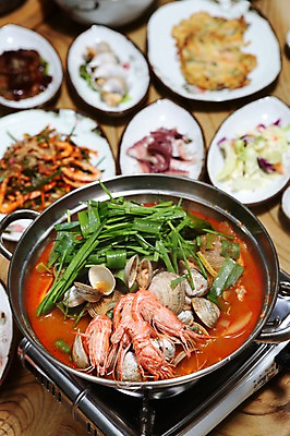 포토 JPG 그릇 접시 한식 채소 반찬 조개 새우 사람없음 아웃포커스 해물요리 냄비 해산물 부침개 부추 해물탕 국내포토 식기 음식 어패류 촬영기법 갑각류 솥 파일형식 동물 주방용품 생활용품 오브젝트