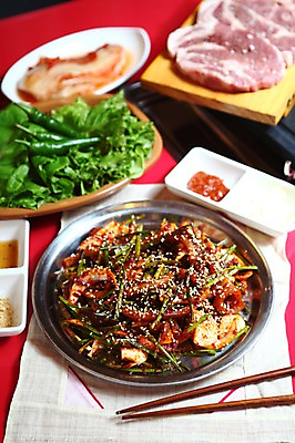 포토 JPG 그릇 접시 음식 채소 젓가락 고추 김치 쟁반 마늘 생고기 육류 사람없음 아웃포커스 상추 천 쌈 깨 쌈장 무침 조각보 돼지껍데기 돼지껍데기무침 국내포토 식기 한식 식재료 촬영기법 수저 직물 보자기_천 양념 조미료 파일형식