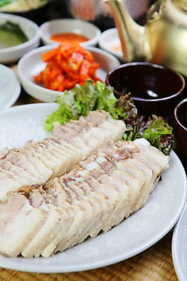 포토 JPG 그릇 접시 한식 술잔 주전자 반찬 육류 돼지고기 사람없음 아웃포커스 상추 보쌈 수육 국내포토 식기 음식 채소 식재료 주방용품 잔 촬영기법 파일형식