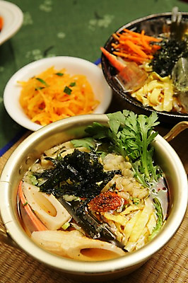 포토 JPG 그릇 접시 음식 반찬 사람없음 아웃포커스 면류 면 양념 냄비 어묵 김 돗자리 우동 쑥갓 김가루 냄비우동 일본음식 국내포토 식기 채소 촬영기법 해조류 솥 김_해조류 가루 파일형식