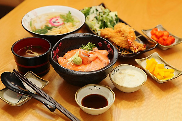 포토 JPG 그릇 접시 젓가락 반찬 사람없음 아웃포커스 숟가락 대접 단무지 간장 우동 새우튀김 장국 회덮밥 일본음식 국내포토 식기 음식 새우 촬영기법 수저 튀김 면류 양념 덮밥 국 파일형식