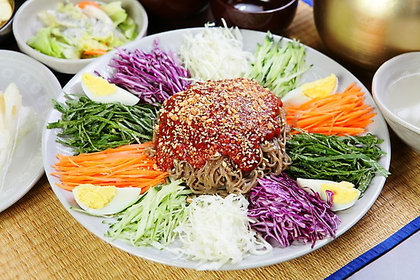 포토 JPG 그릇 접시 한식 음식 채소 술잔 주전자 오이 잔 사람없음 아웃포커스 컵 계란 당근 샐러드 면류 면 양념 안주 돗자리 국수 양배추 깻잎 삶은계란 막국수 쟁반국수 국내포토 식기 주방용품 뿌리채소 촬영기법 알 계란요리 파일형식