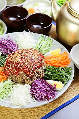 포토 JPG 그릇 접시 한식 음식 채소 술잔 주전자 오이 잔 사람없음 아웃포커스 컵 계란 당근 면류 면 양념 안주 돗자리 국수 양배추 깻잎 삶은계란 막국수 쟁반국수 국내포토 식기 주방용품 뿌리채소 촬영기법 알 계란요리 파일형식