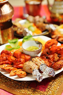 포토 JPG 그릇 접시 음식 육류 사람없음 아웃포커스 치킨 닭고기 카펫 닭 은박지 닭다리 인도음식 동남아음식 국내포토 식기 식재료 조류 촬영기법 닭고기요리 동양음식 파일형식