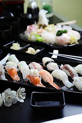 포토 JPG 그릇 접시 꽃 음식 젓가락 새우 어류 사람없음 아웃포커스 장식 초밥 생선회 회 생선초밥 연어 락교 새우초밥 연어초밥 일본음식 국내포토 식물 식기 촬영기법 수저 갑각류 수중동물 염교 파일형식