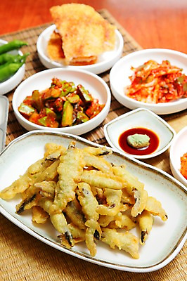 포토 JPG 그릇 접시 한식 음식 고추 반찬 김치 오이 어류 사람없음 아웃포커스 튀김 머스터드 돗자리 생선요리 간장 생선튀김 국내포토 식기 채소 촬영기법 수중동물 양념 소스_음식 파일형식